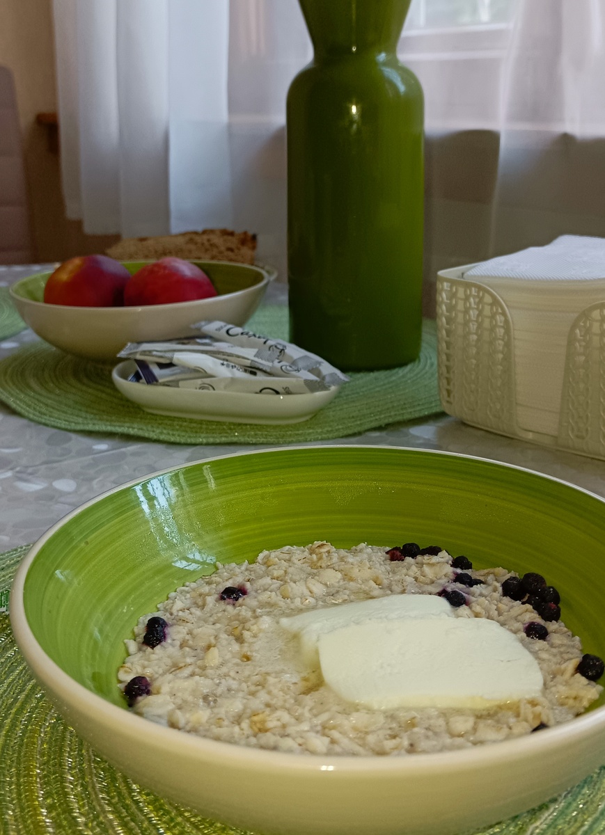 Очень красивая посуда на кухне у хозяйки квартиры Ланы. Завтрак из такой посуды еще вкуснее:)