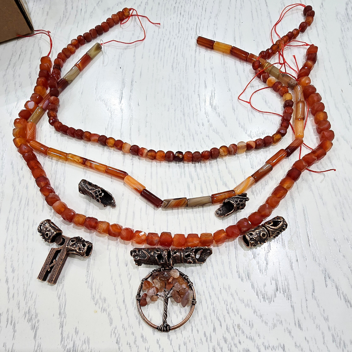 Сборка  первого колье из сердолика