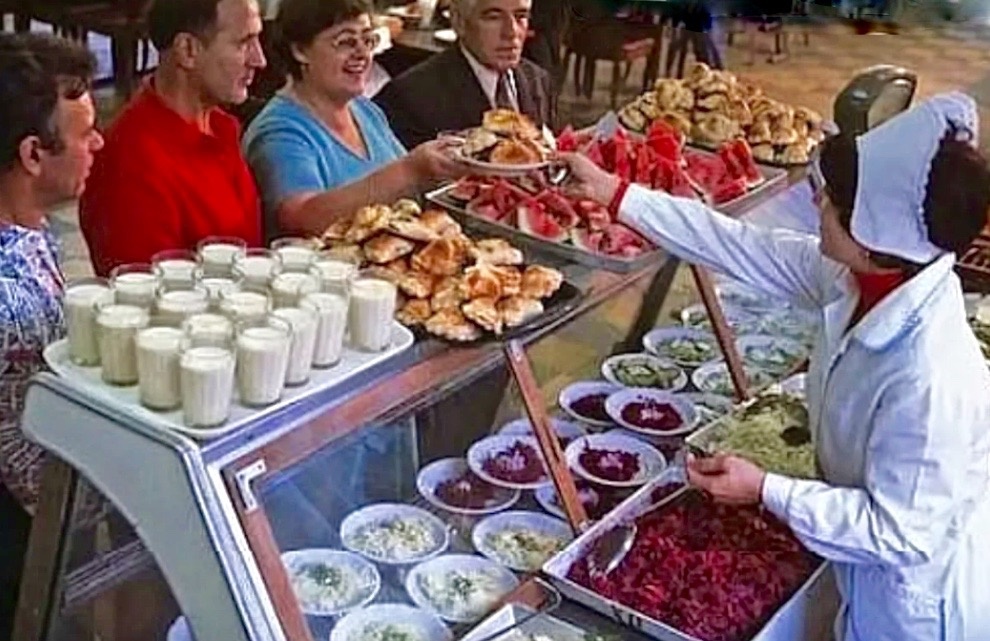 Раздача в советской столовой.