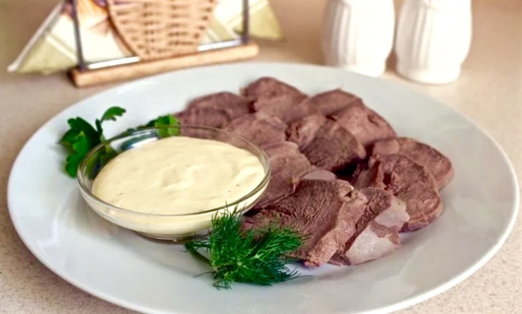Отварной язык со сливочным соусом из столового хрена.