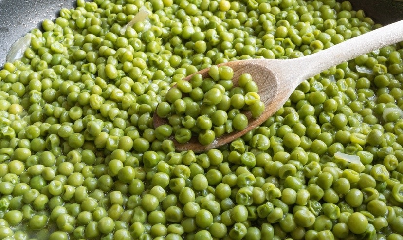 Зеленый горошек припущенный с чесноком и сливками. 