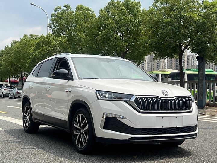 Shoda Kamiq - это компактный городской кроссовер, предлагающий сочетание практичности, стиля и доступной цены. Его характеристики можно разделить на несколько категорий: