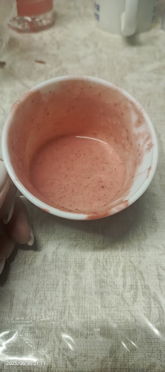 Остатки клубники с домашней сметаной