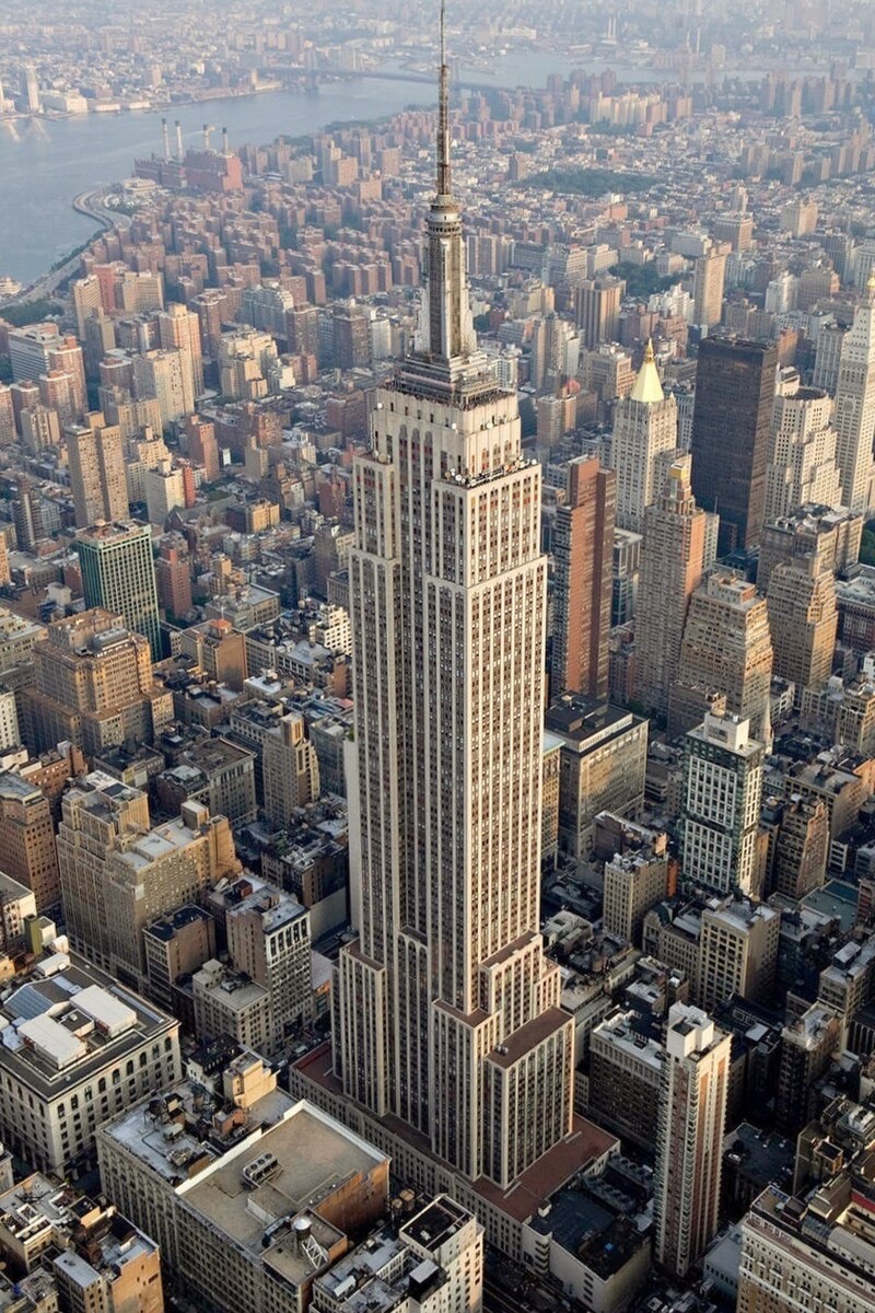 Источник изображения - https://upload.wikimedia.org/wikipedia/commons/thumb/1/10/Empire_State_Building_%28aerial_view%29.jpg/800px-Empire_State_Building_%28aerial_view%29.jpg