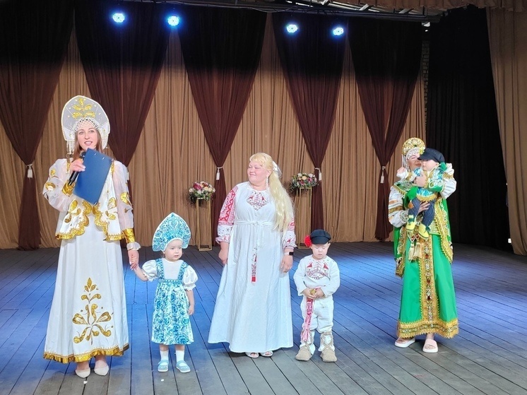     Юные модники и модницы в русских народных костюмах уверенно дефилировали по сцене как настоящие модели. Фото: Администрация города Мичуринска. Использование изображения осуществляется в государственных, общественных и иных публичных интересах.