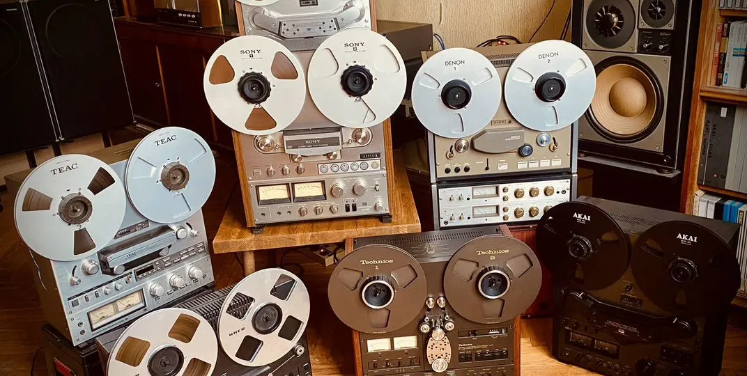 Отличную коллекцию японских магнитофонов отдают в щедрые руки.