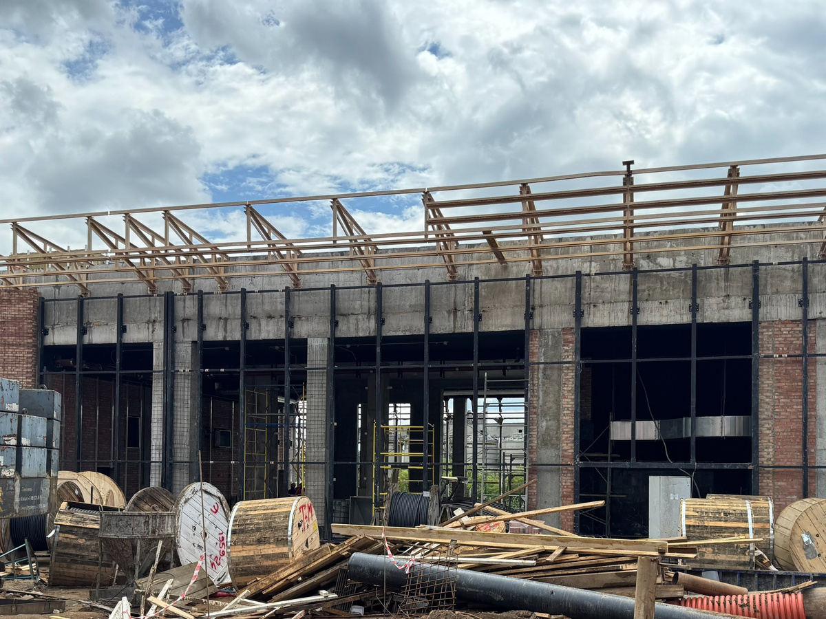 📷 1.1: Непересадочный вестибюль. На фасаде продолжается монтаж подсистемы, прокладываются коммуникации.