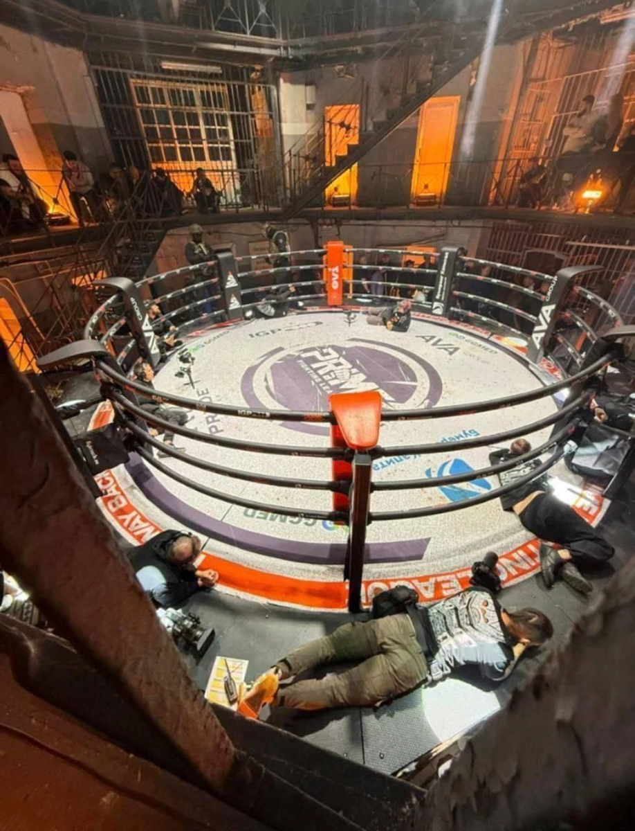 В бывших «Крестах» организовали подпольные бои без правил — ОМОН провёл рейд, проверили 200 человек, 11 иностранцев забрали, одному вручили повестку.

Внутри знаменитого петербургского СИЗО устроили ММА Prime Fighting: построили октагон и повесили баннеры. Организаторы уверяли, что всё согласовано с федерацией бокса и владельцем здания.

Но полиция, МЧС и чиновники о мероприятии узнали только когда туда уже ворвался спецназ.