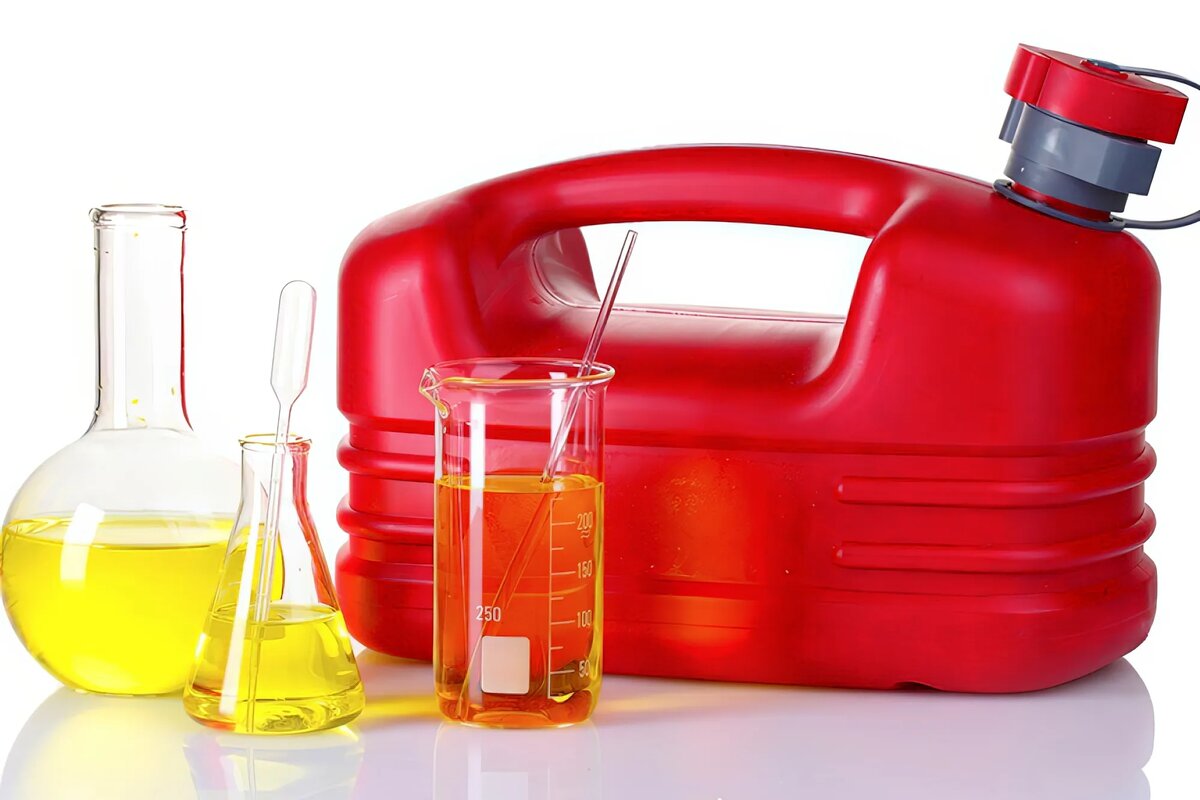 Октановое число: что это?
Цифры, которые мы видим на колонке, обозначают октановое число топлива — показатель, отражающий устойчивость топлива к детонации при сгорании в двигателе. В свою очередь детонация — неконтролируемое взрывное самовоспламенение топлива в цилиндре, приводящее к повреждениям двигателя. Чем выше октановое число, тем более устойчиво топливо к детонации, показатель становится особенно важным для двигателей с высокими оборотами.


Бензин АИ-92: для каких автомобилей подходит?
АИ-92 — один из самых распространённых типов бензина среди автомобилей бюджетного и среднего класса. Топливо используется в автомобилях, двигатели которых не рассчитаны на высокие нагрузки.

Основное преимущество такого топлива — его доступность и относительно низкая цена. Однако, при его использовании в современных двигателях с высокой степенью сжатия может возникать детонация, что сказывается на долговечности мотора и его характеристиках.

Бензин АИ-95: золотая середина
АИ-95 лучше подходит для большинства двигателей современных автомобилей со средней и высокой степенью сжатия. Топливо обеспечивает более плавную работу двигателя, улучшенные динамические характеристики и зачастую экономию топлива по сравнению с АИ-92.

АИ-95 стоит дороже, чем АИ-92, однако он также обладает лучшей термодинамической стабильностью и снижает риск повреждения двигателя. Поэтому для большинства современных автомобилей производители рекомендуют использовать АИ-95.

Бензин АИ-98 и АИ-100: для высокопроизводительных машин
АИ-98 и АИ-100 — это бензины с самым высоким октановым числом, которые предназначены для высокопроизводительных спортивных автомобилей и двигателей с турбонаддувом или высокой степенью сжатия. Чем выше октановое число бензина, тем больше энергии он может выделить при сгорании, и тем более равномерно происходит процесс горения. Эти типы топлива используются в ситуациях, где необходима максимальная мощность и высокие обороты двигателя.

Преимущество такого топлива — способность против