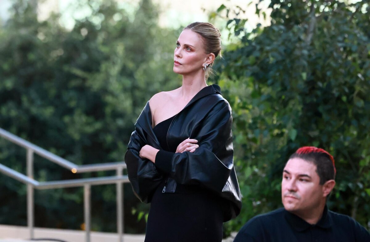 Актриса Шарлиз Терон раскритиковала Джеффа Безоса и его новую жену Лорен Санчес Безос.