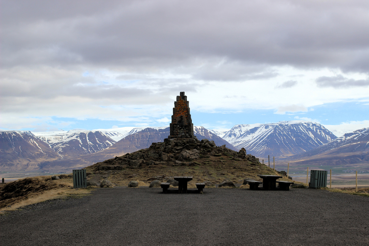 Памятник Стефану Г. Стефанссону  - исландкому поэту.
