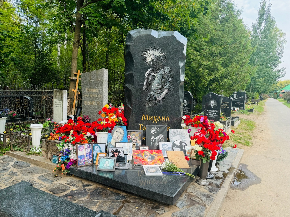 На памятнике в виде большой гранитной плиты Горшок с микрофоном в руке выложен из мозаики. Узнаваемая куртка сейчас хранится в магазине Castle Rock (ниже про него тоже расскажу)