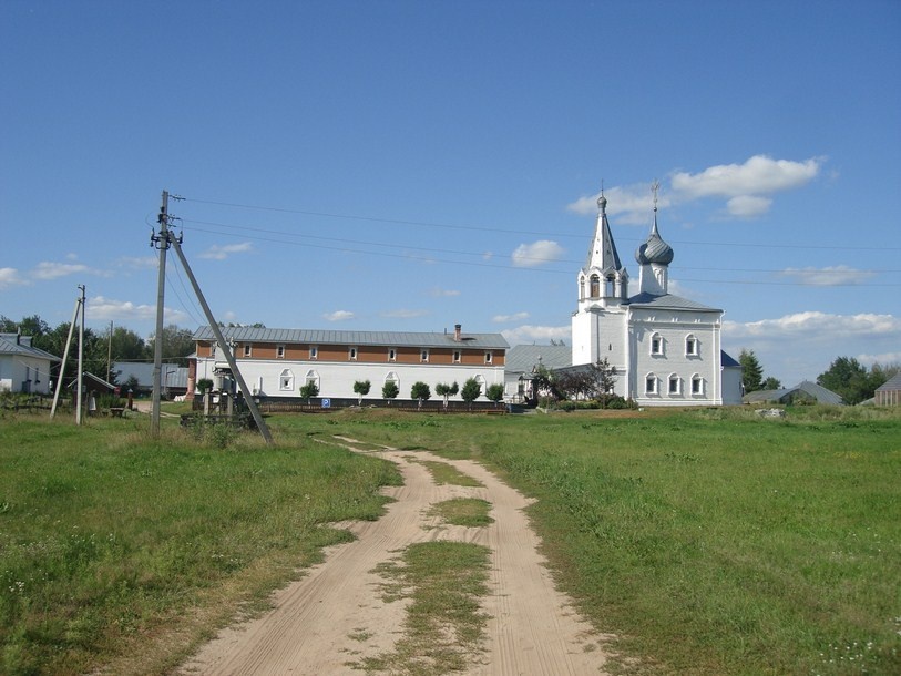 Мы подходим к Знаменскому монастырю
