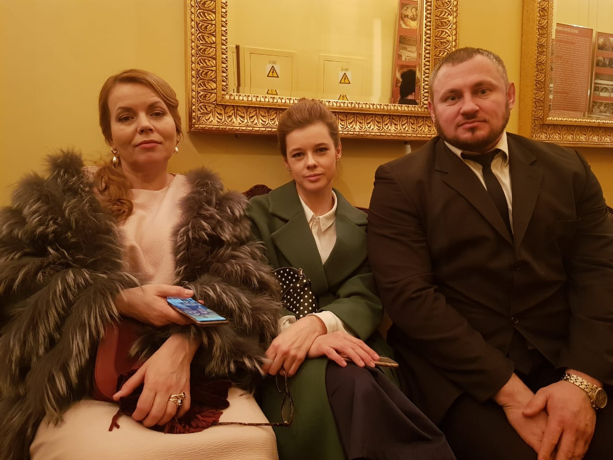 Сидим, ждём своей сцены. Серафима Смолина, Екатерина Шпица, Андрей Соколовский