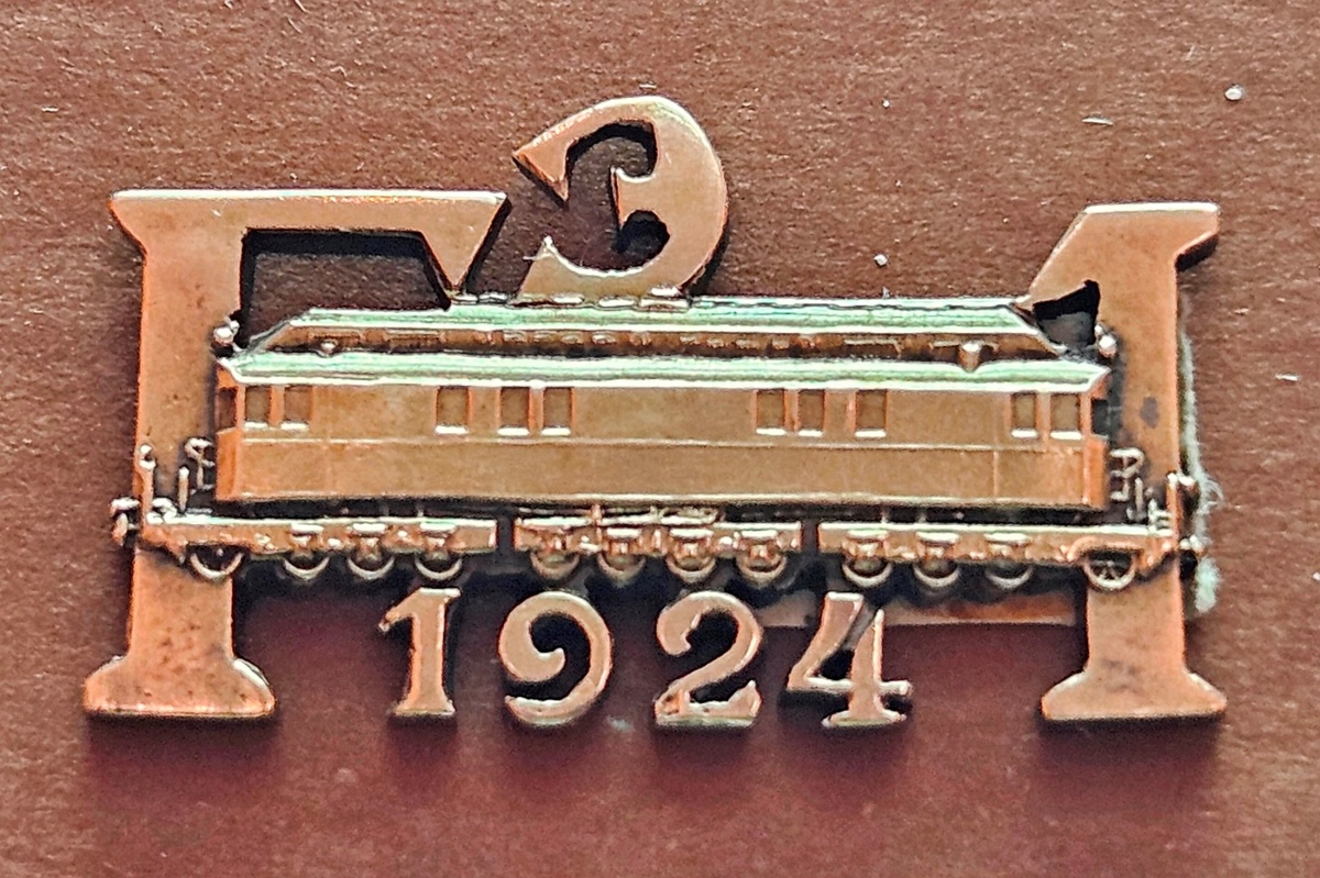 Значок «В память создания первого советского тепловоза Гэ1». Центральный музей железнодорожного транспорта РФ. Фото автора.