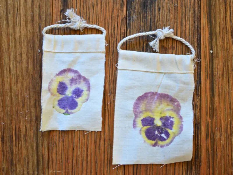 Готовые флажки. Фото с https://artfulparent.com/