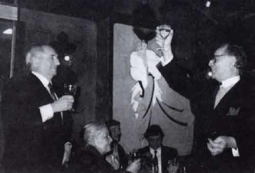 Марк Захаров и Пьер Карден в театре имени Ленинского комсомола. Фото из открытых источников