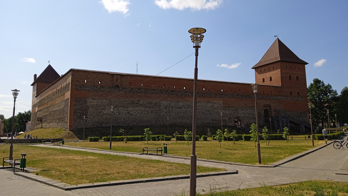 Лидский замок, вид со стороны озера