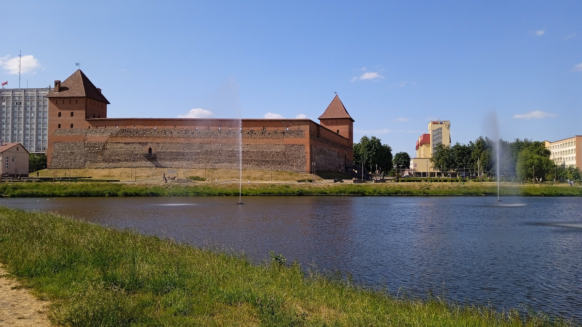 Лидский замок сбоку