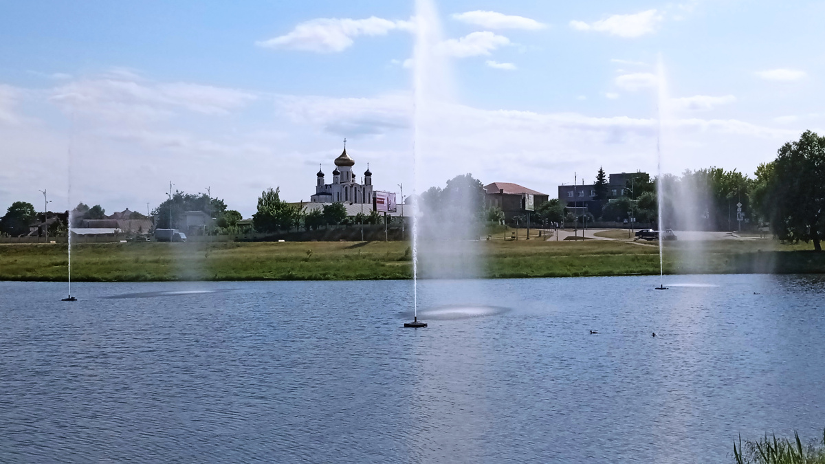 Вид на озеро со стороны Лидского замка