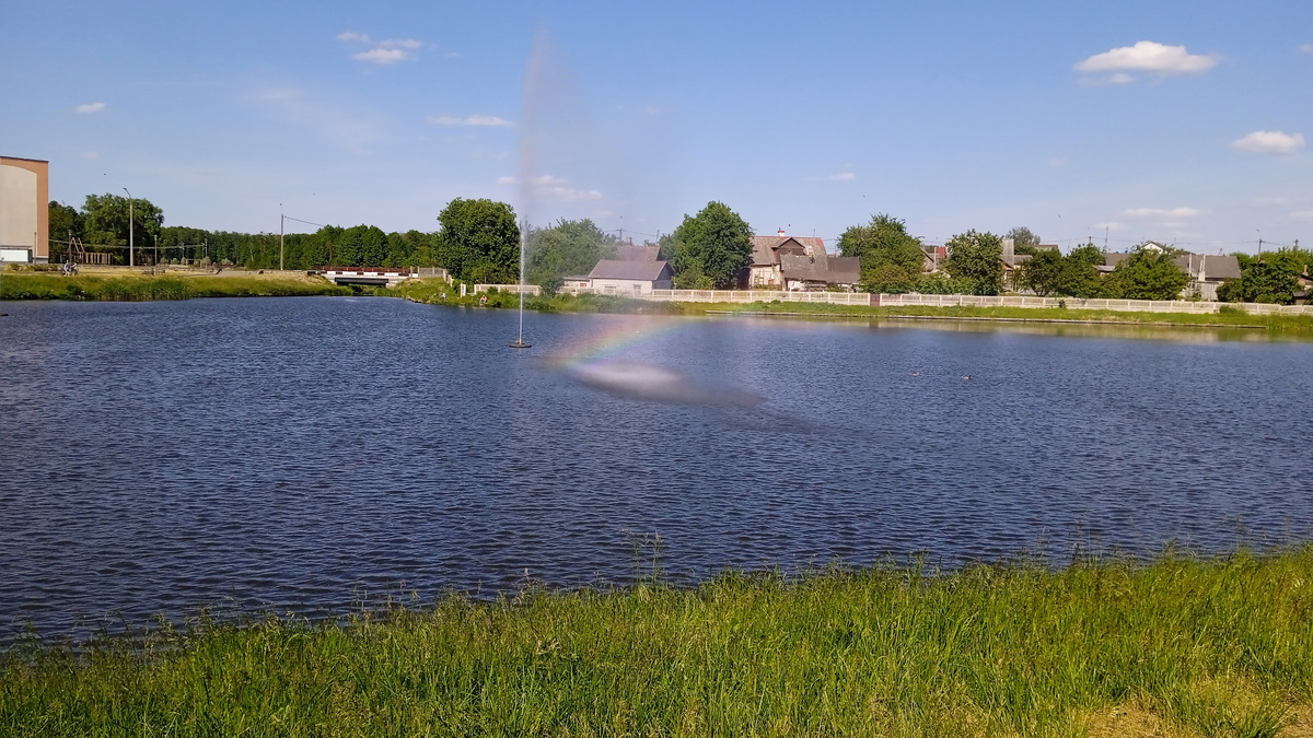 Вид на озеро около Лидского замка с противоположного берега