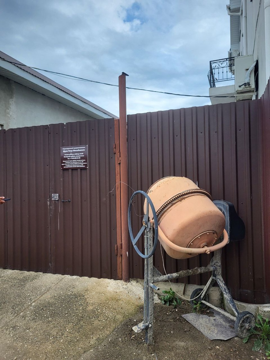 Калитка - вход на винодельнюНа