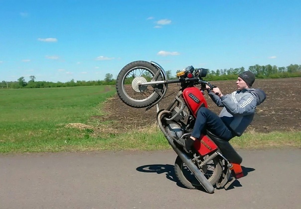 Не мой сын,но как видно шлема нет. В случае падения удар головой обеспечен.