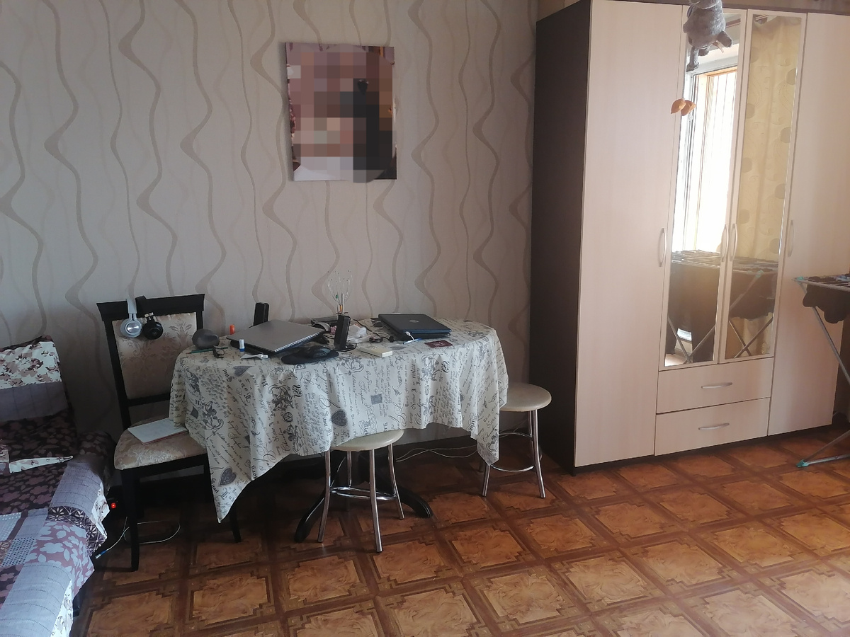 Шкаф впоследствии купили вместе. Стул на фото - купили два, ждали два месяца 