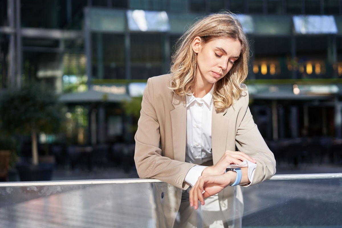 Источник изображения: freepik.com/free-photo/portrait-corporate-woman-checks-her-time-stands-street-outside-office-looks-her-wrist-w_34164069.htm