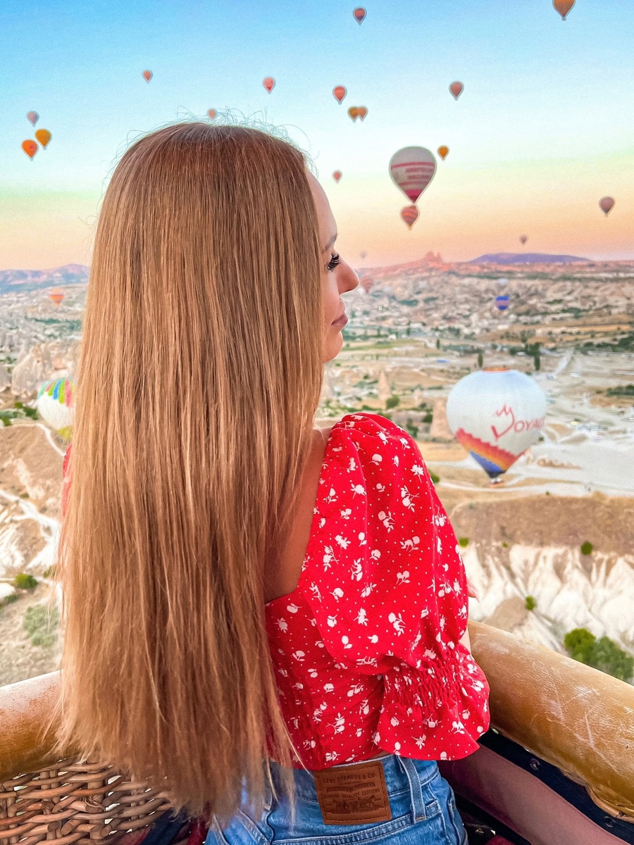 Каппадокия – это не какой-то турецкий городок, как многие думают, это целый регион. Уникальный ландшафт этих мест – результат миллионов лет геологических процессов. Извержения вулканов покрыли эту местность толстым слоем пепла, который затвердел в мягкую породу, известную как туф. В течение веков эрозия сформировала причудливый ландшафт, который сегодня является визитной карточкой Каппадокии. Первые поселения в этих окрестностях воспользовались преимуществами этой мягкой породы, высекая дома, церкви и монастыри прямо в скалах. Все это создало музей под открытым небом, включенный в список объектов Всемирного наследия ЮНЕСКО. 