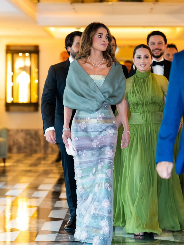 Какой бы ни была "свита", королева Рания всегда первая во всех смыслах