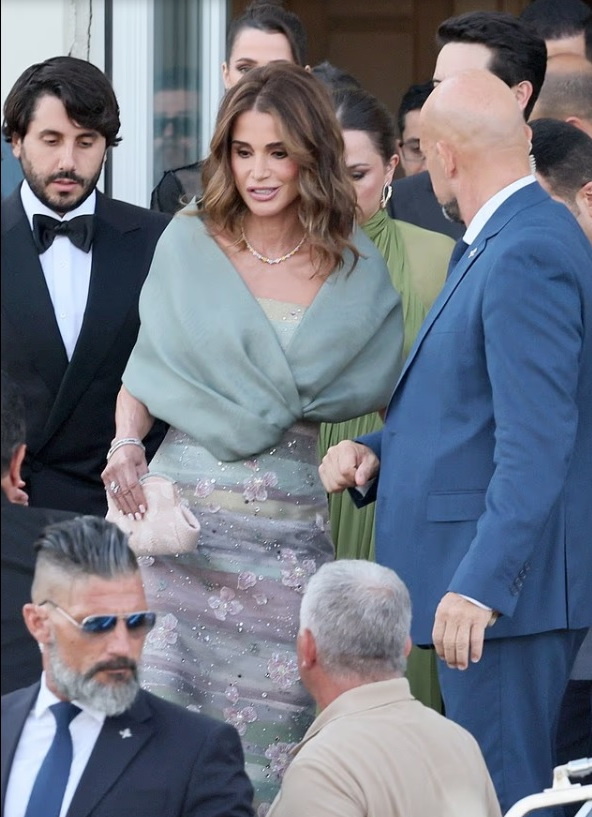 Думала, охранники с такой яркой внешностью бывают только в кино!))