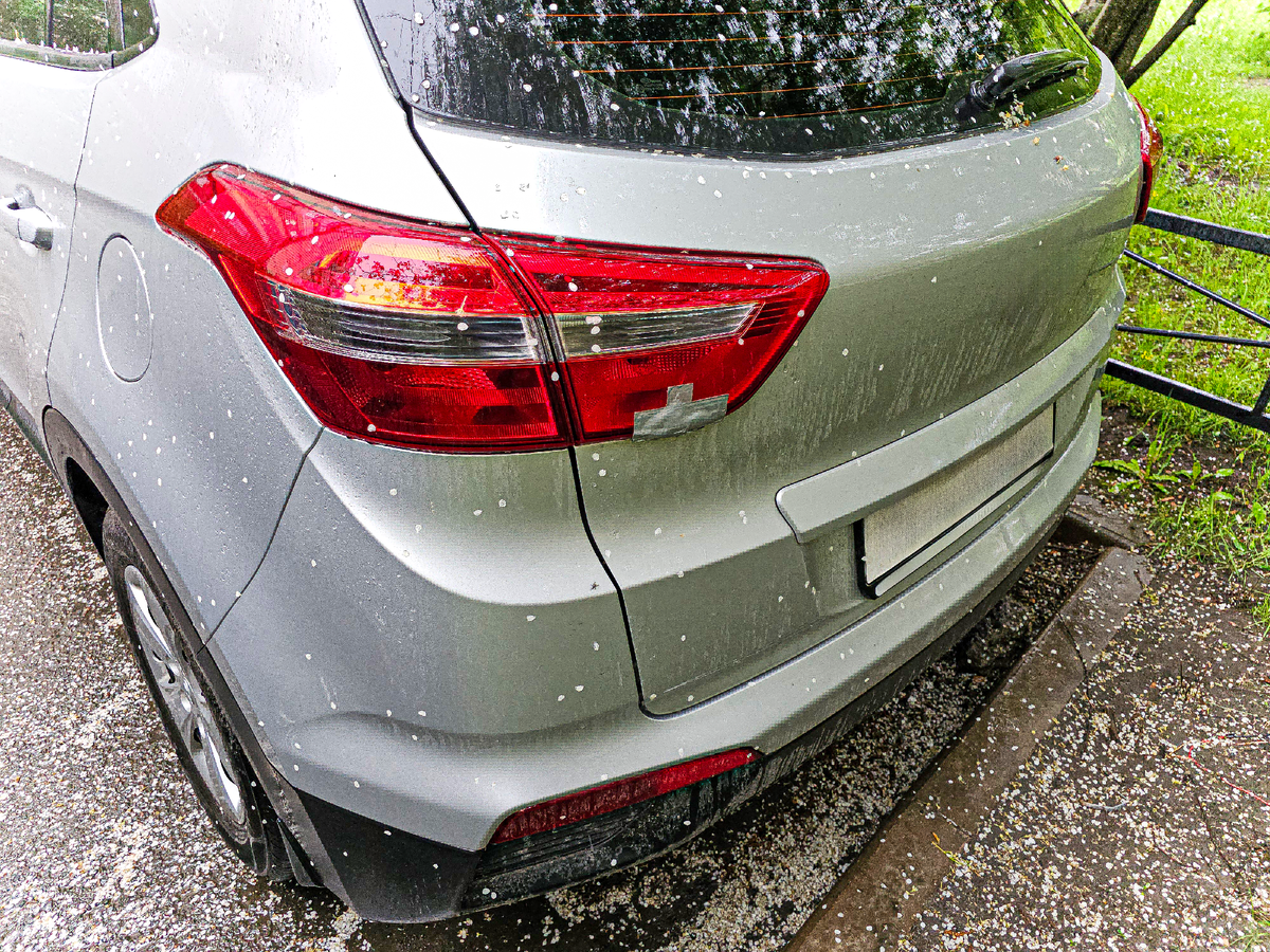 Авто с разбитым фонарём вылечено скотчем и пластилином