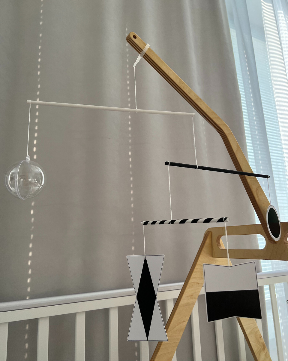 Черно-белый мобиль Мунари