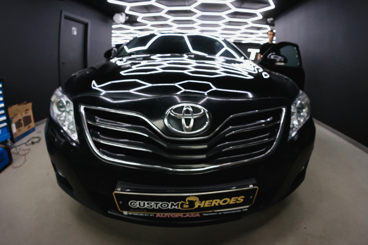 Источник фото: https://custom-heroes.ru/raboty/vid-uslugi/avtozvuk/ustanovka-multimediynoy-sistemy-teyes-cc3-2k-i-kamera-zadnego-vida-v-toyota-camry/