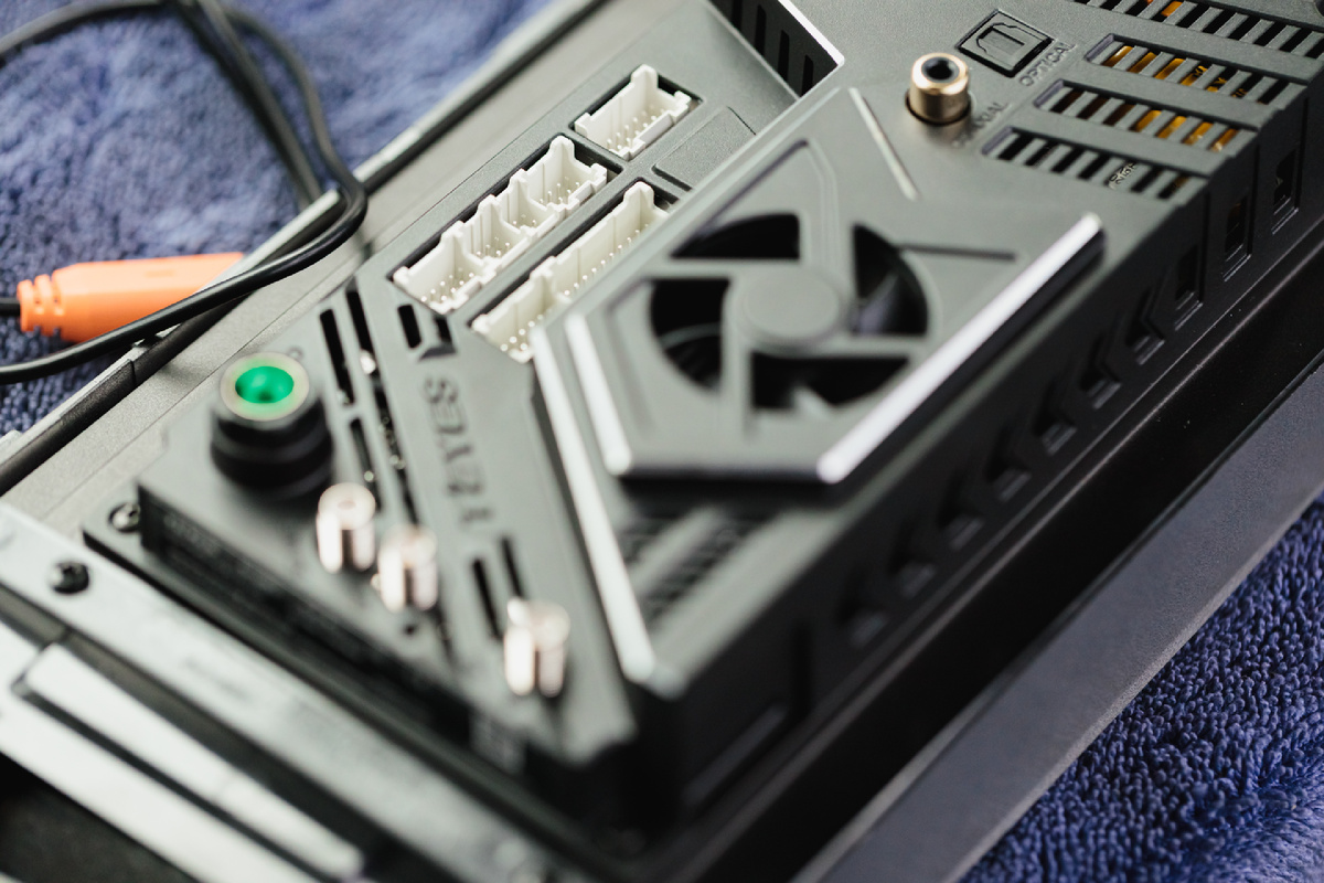 Источник фото: https://custom-heroes.ru/raboty/vid-uslugi/avtozvuk/ustanovka-multimediynoy-sistemy-teyes-cc3-2k-i-kamera-zadnego-vida-v-toyota-camry/