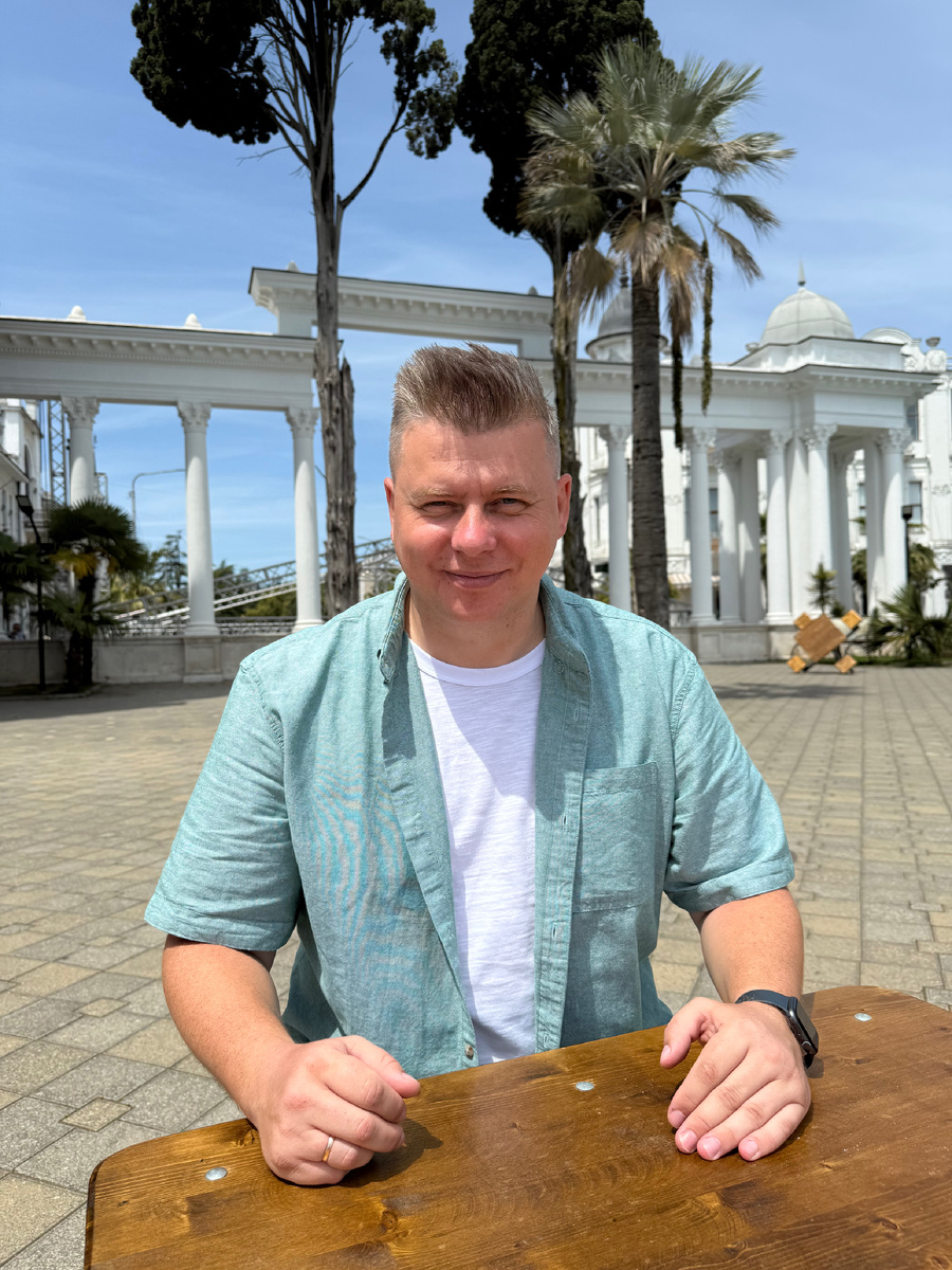 Прямо вот за этой Колоннадой