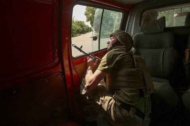    Военнослужащий 28-й отдельной механизированной бригады Вооруженных сил Украины проверяет местность на наличие беспилотников в зоне проведения специальной военной операции. Фото: Anatolii Stepanov / Reuters