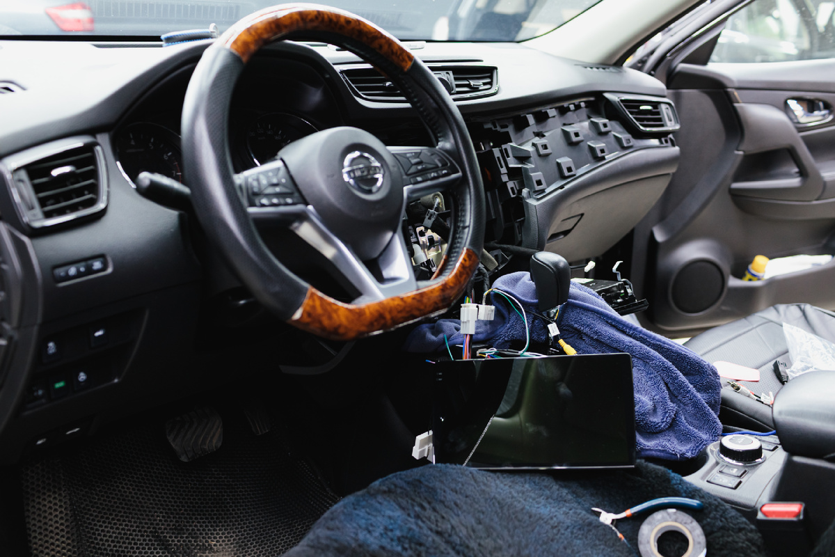 Источник фото: https://custom-heroes.ru/raboty/vid-uslugi/avtozvuk/apgreyd-multimedia-nissan-x-trail-ustanovka-teyes-cc3-2k-10-36-i-novogo-audiokomplekta/