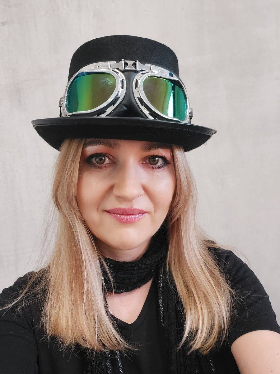 Вот тут меня накрасили для клипа. Разово это очень прикольно, а постоянно - ну нет.