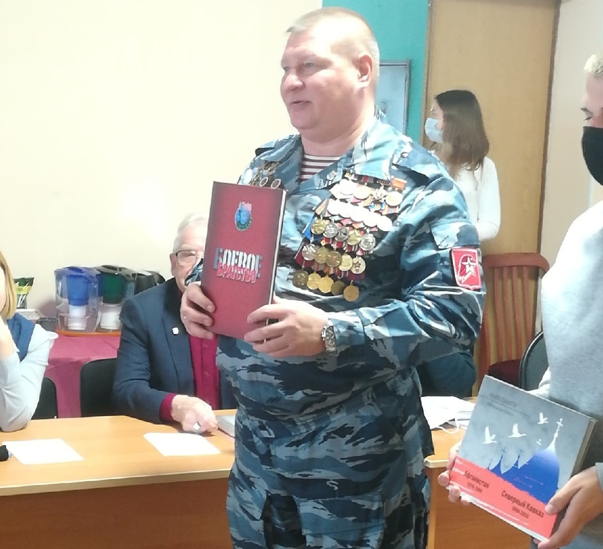 Этот герой (на фото от товарища) наверное, ещё со шведами бился..