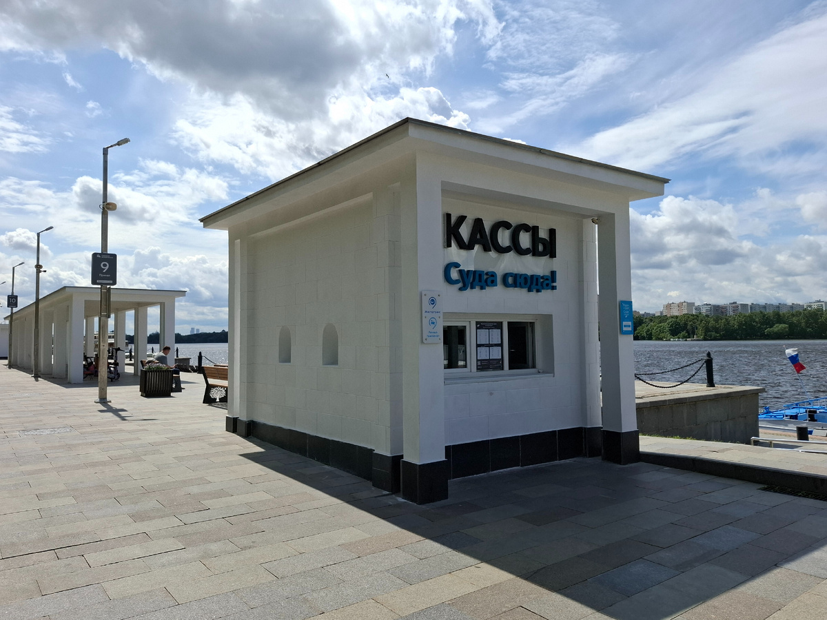 Чтобы найти этот павильон, нужно от здания самого речного вокзала (если стоите лицом к воде), повернуть налево и далее идти вдоль набережной.