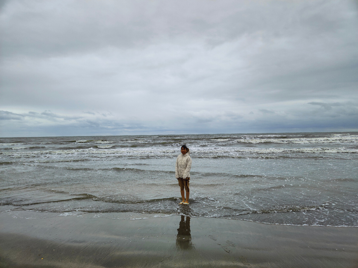 Прекрасный пляж и море. Но погода купаться не велит.
