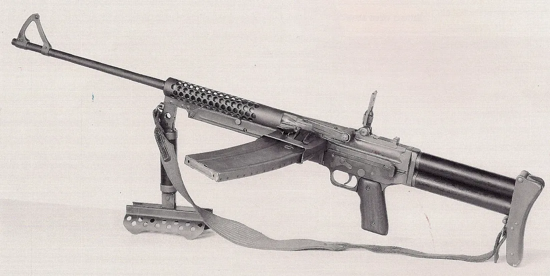Сошка пулемета Льюиса во время учений, траншейная обстановка». Общественное достояние (до 1923 г.)