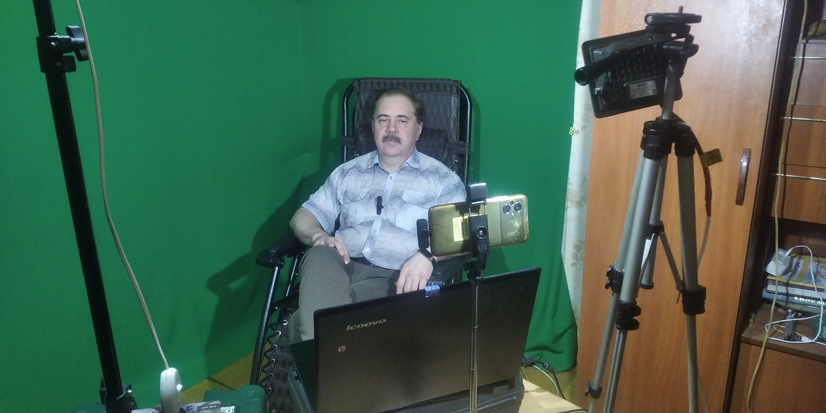 Вот это и есть мой видео-уголок. В прямом смысле уголок. Угол комнаты.