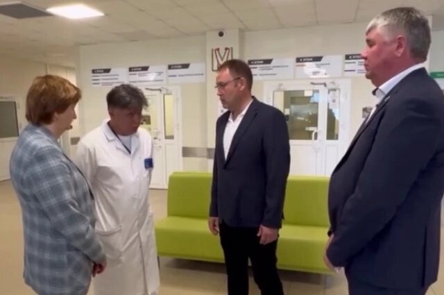    Середюк отчитывает главврача. Фото: телеграм-канал Ильи Середюка