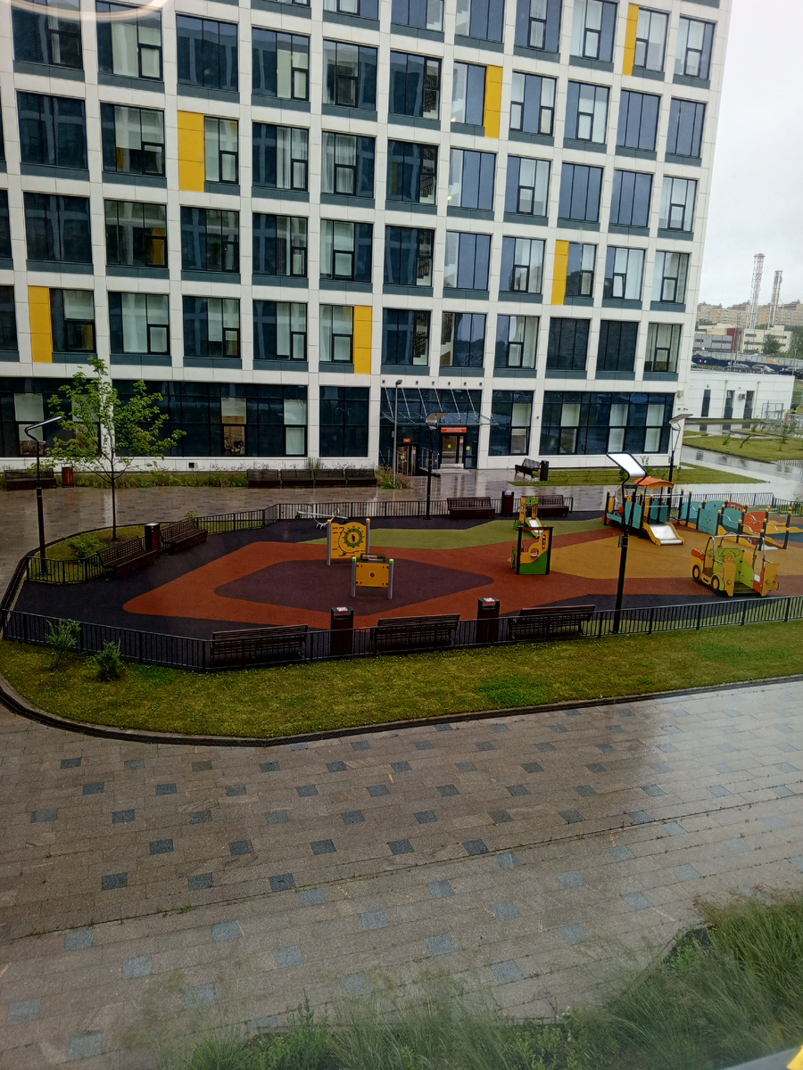 В Морозовской нет такой детской площадки. Фото из окна.