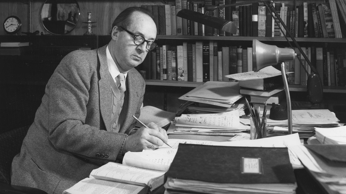 Владимир Набоков в своем кабинете в Корнельском университете. 1957 год