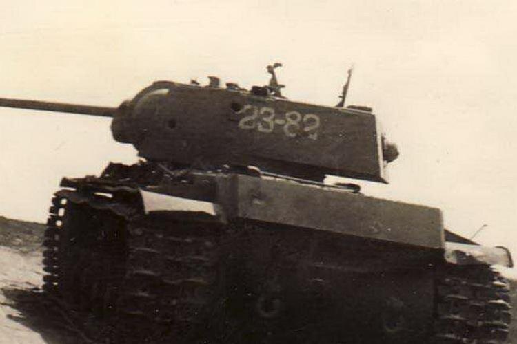 Танк КВ-1 производства ЧКЗ выпуска апреля - мая 1942 года из 168-й танковой бригады с бортовым номером 23-82