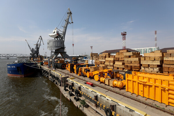 Вид на территорию астраханского торгового порта / Эрик Романенко/ТАСС   📷